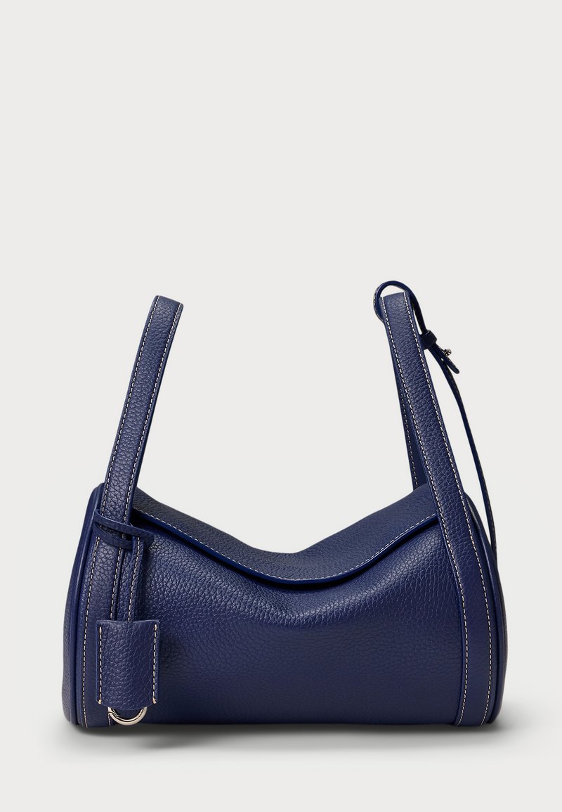 Μπαγκάζ από δερμάτινο ναυτικό σε σχήμα καμπύλης, με έναν ενιαίο ιμάντα ώμου και αντίθετη λευκή ραφή στα άκρα και τη λαβή.