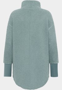 Fleece-pullover i mjuk teal med hög krage, sänkta axlar och långa ärmar med ribbade manschetter. Strukturerad tyg med en något böjd fåll.