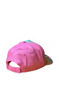 Roze katoenen baseballpet met een patroon op de klep, verstelbare strap aan de achterkant en een gladde textuur.
