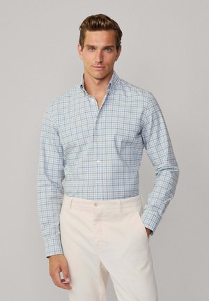 Lichtblauwe en witte geruite overhemd met een button-down kraag, lange mouwen en een getailleerd ontwerp, gecombineerd met crèmekleurige broek.