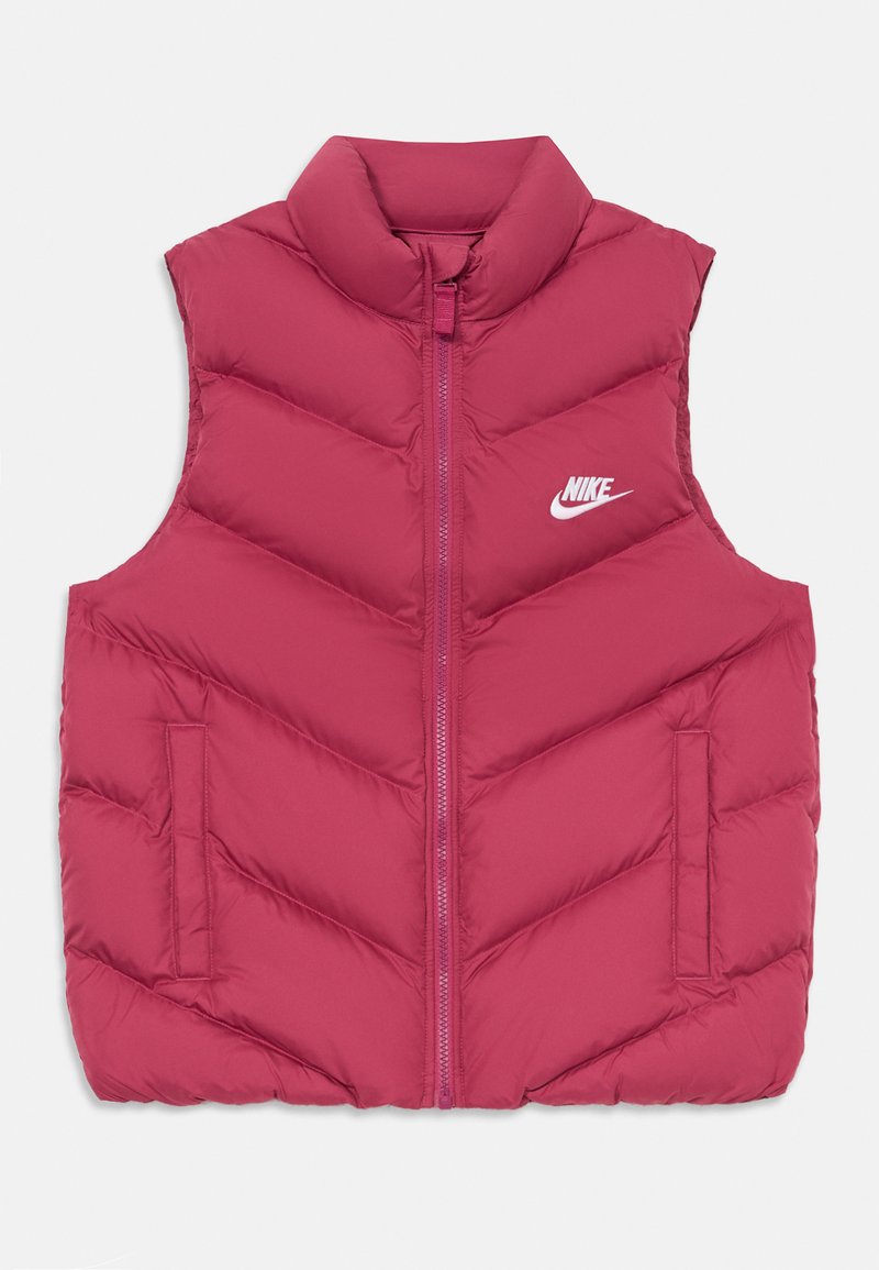 Rdeč napihnjen jopič z visokim ovratnikom, zadrgo in stranskimi žepi. Ima vzorec chevron prešite in belo Nike logo na prsih.