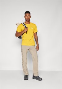 The North Face M SS SIMPLE DOME TEE - Bluză sport - summit gold