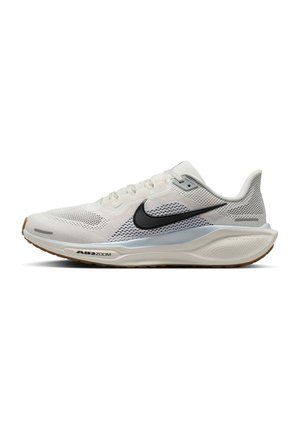 Chaussure de course Nike Air Zoom blanche avec un swoosh noir, tige en mesh et semelle amortissante avec légère semelle extérieure en gomme visible de côté.