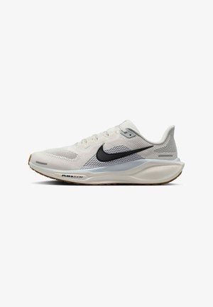 Chaussure de course Nike Air Zoom blanche avec un swoosh noir, tige en mesh et semelle amortissante avec légère semelle extérieure en gomme visible de côté.