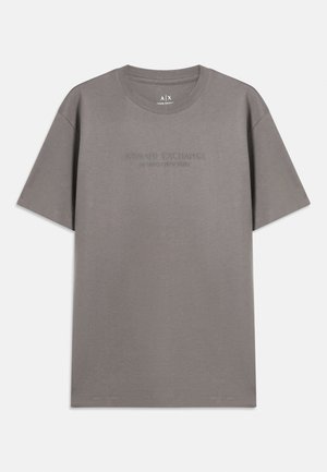 Pelēks kokvilnas T-krekls ar īsām piedurknēm, apļa dekoltē un reliefs teksts "ARMANI EXCHANGE MILANO / NEW YORK" priekšpusē.