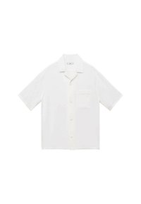 Korte mouwen witte shirt gemaakt van lichtgewicht stof, met een puntige kraag en een borstzak. Knopen aan de voorkant met een ontspannen pasvorm.
