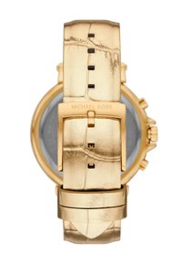 Orologio dorato con cassa in metallo lucido, cinturino in pelle dorata testurizzata e fibbia regolabile con marchio incisa e più fori.