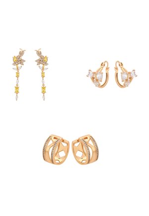 Trei perechi de cercei aurii: picături lungi cu pietre galbene și albe, cercuri mici cu pietre clare și benzi late cu cristale încrustate.