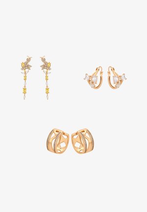 Három pár arany fülbevaló: hosszú csepp alakú, sárga és fehér kövekkel; apró karikák áttetsző drágakövekkel; valamint széles karikák beágyazott kristályokkal.