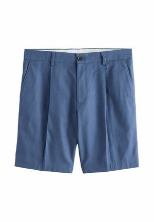 Blaue, maßgeschneiderte Shorts mit vorderen Falten, Seitentaschen, Gürtelschlaufen und einem Knopfverschluss vor weißem Hintergrund.