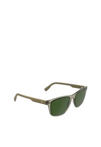 Lunettes de soleil teintées de vert avec une monture grise translucide et des accents dorés. Présentent un design angulaire et des branches fines pour un look élégant.