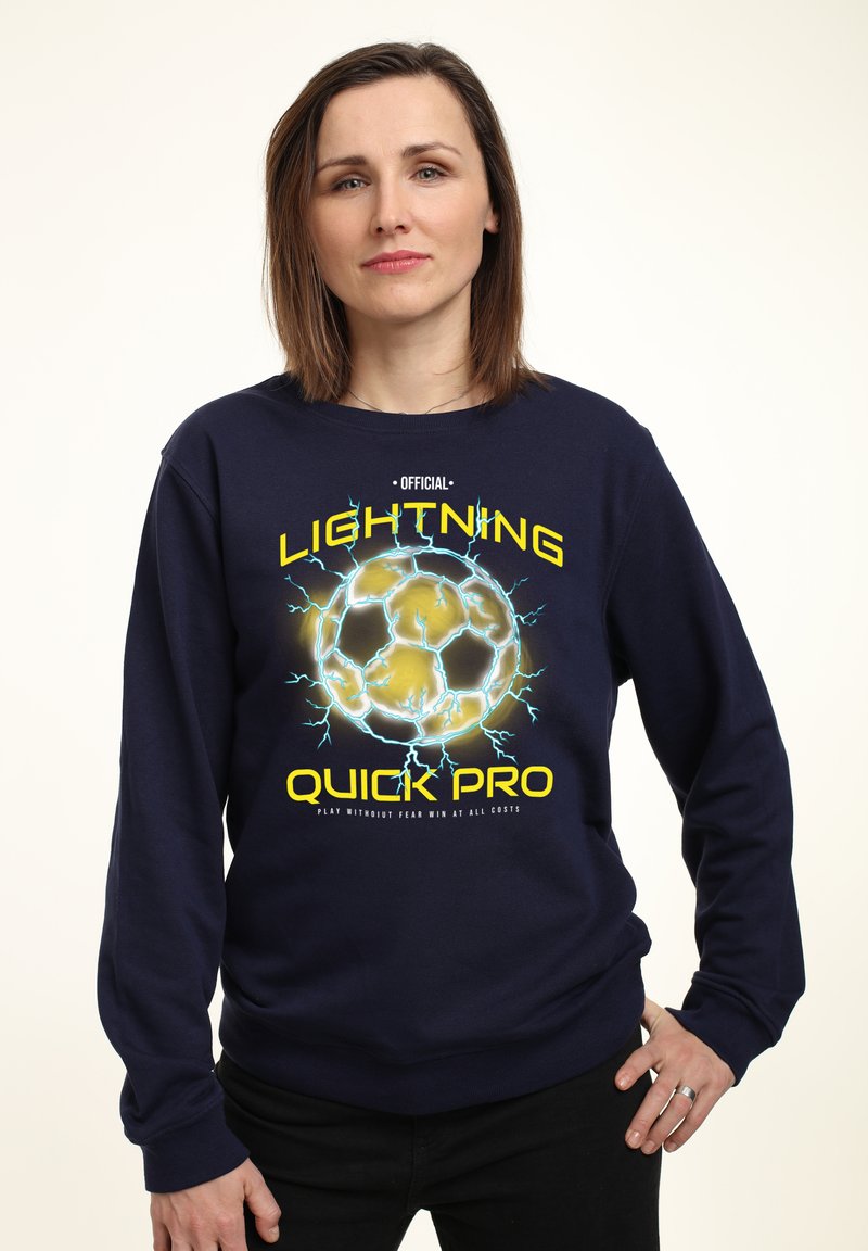 Marineblaues Langarm-Sweatshirt mit einem Fußball-Graphic, elektrischen blauen und gelben Akzenten, mit dem Text und Logo "Lightning Quick Pro".