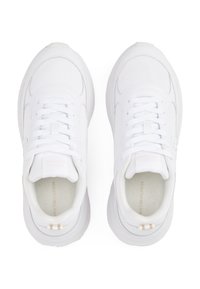 Hvide sneakers med en kombination af mesh og læder i overdelen, rund tå, flade hvide snørebånd, polstret krave og en tyk hvid gummisål.