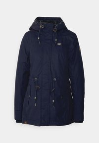 Giacca impermeabile blu navy con cappuccio regolabile, bottoni a scatto e due tasche frontali. Presenta un tessuto texturizzato e dettagli hardware decorativi.