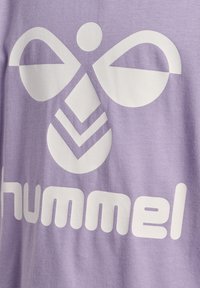 Hummel TRES  S/S - Camiseta estampada - lavender gray