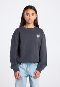 Donkeregrijze sweatshirt met een ronde halslijn en verlaagde schouders, met een klein wit NYC-hartlogo op de linkerborst.