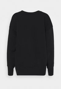 Sudadera negra con cuello redondo, mangas largas y hombros caídos. Textura suave y diseño simple, sin patrones ni acentos visibles.