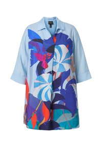 Hellblau gestreiftes Hemd mit dreiviertellangen Ärmeln, das große, auffällige Blumenmuster in Blau, Rot, Pink, Lila und Weiß zeigt.