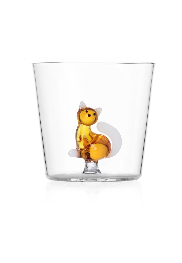 Przezroczysta szklanka z małą, szczegółową, wielokolorową figurką lisa w środku, z pomarańczowymi, żółtymi i białymi akcentami.