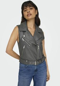 Grau lederne ärmellose Bikerweste mit weitem Kragen, asymmetrischem Reißverschluss, mehreren Taschen und einem Gurt. Strukturiertes Finish überall.