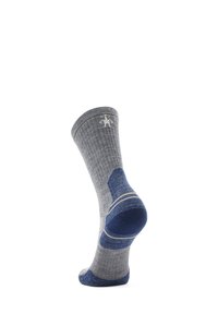 Grau und marineblau gemusterte Socke mit geripptem Design, glattem grauem Oberteil, gepolstertem marineblauen Fersen- und Zehenbereich, weißem Logo am Bündchen.