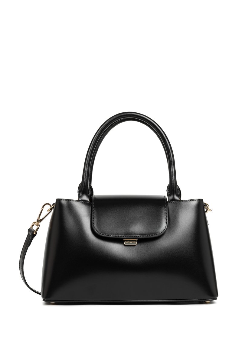 Borsa nera in pelle con un design strutturato, manici arrotondati e chiusura a patta. Presenta dettagli in oro e una tracolla staccabile.