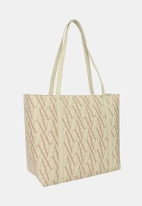 Borsa a spalla color crema con motivo a logo beige ripetuto. Presenta manici lunghi e piatti e una forma rettangolare strutturata. Materiale testurizzato.