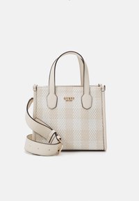 Borsa a tracolla bianca intrecciata con dettagli in eco-pelle. Presenta due manici superiori e una tracolla rimovibile. Dettaglio logo dorato sul davanti.