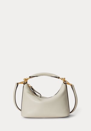 Malá béžová kožená kabelka so štruktúrovaným tvarom, horným uchom, odnímateľným ramenným popruhom a zlatými kovovými detailmi na bielom pozadí.