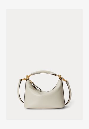 Mała beżowa skórzana torebka o ustrukturyzowanym kształcie, z uchwytem u góry, odpinanym paskiem na ramię oraz złotymi detalami na białym tle.