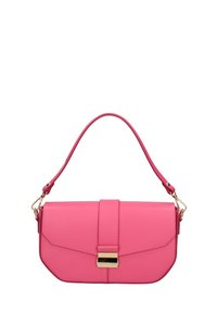 Sac à main en cuir synthétique rose avec une texture lisse, de forme rectangulaire, fermeture à rabat, quincaillerie en ton doré et une bandoulière courte.