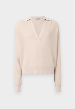 Beige strikket genser med V-hals og krage, med lange ermer og ribbestrikkede mansjetter. Stoffet har et teksturert mønster.