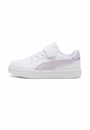 Baskets basses blanches avec des rayures violettes claires, design à lacets et une bande Velcro sur le côté, présentées sur un fond blanc.