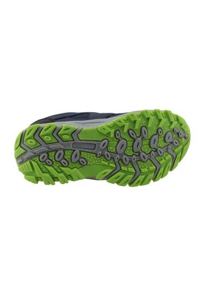 Suola di scarpa da esterno verde e grigia con profondi battistrada robusti e motivi geometrici per la trazione, vista dal basso.