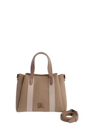 Bolso tote beige con dos correas verticales de color beige claro, asas cortas, correa larga desmontable enrollada al lado y un pequeño logo DA en la parte delantera.