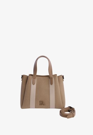 Bolso tote beige con dos correas verticales de color beige claro, asas cortas, correa larga desmontable enrollada al lado y un pequeño logo DA en la parte delantera.