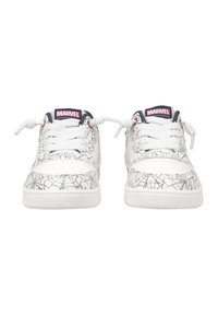 Sneakers bianchi con un motivo a rete nera, suole in gomma testurizzata e lacci bianchi. La linguetta presenta un logo "MARVEL" rosso e nero.