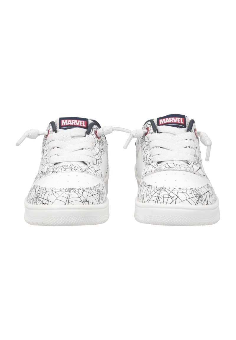 Weiße Sneakers mit einem schwarzen Netzmuster, strukturierten Gummisohlen und weißen Schnürsenkeln. Die Zunge zeigt das rot-schwarze "MARVEL"-Logo.