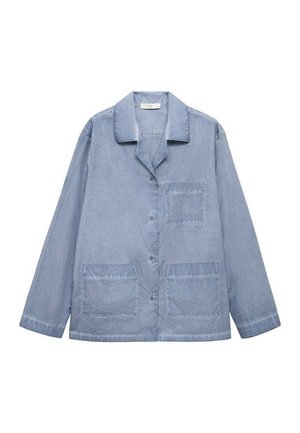 Ljusblå skjorta med knappar, två framfickor, långa ärmar, klassisk krage och en texturerad yta.