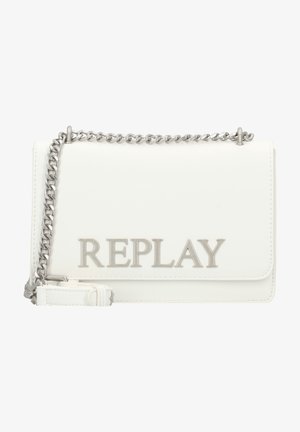 Weiße Kunstleder-Handtasche mit silberner Kettenriemen, mit einer Klappenöffnung und dem geprägten Text "REPLAY" auf der Vorderseite.