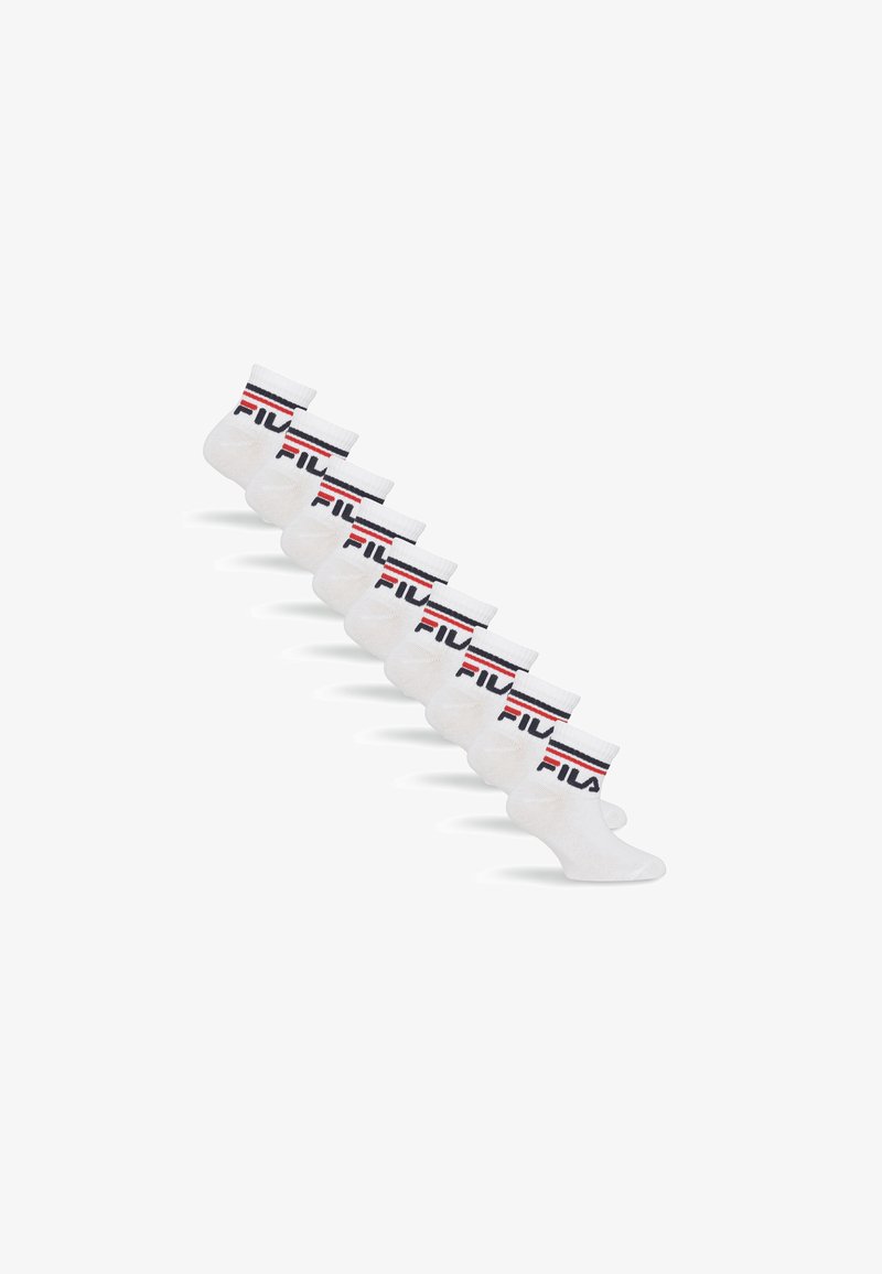 Huit paires de chaussettes blanches courtes avec des rayures rouges et noires et le logo FILA près du bord supérieur, disposées en rangée diagonale.