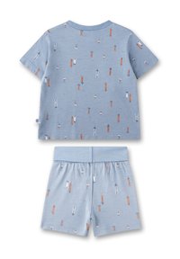 Hellblaues Baumwoll-Loungewear-Set mit Kurzarmoberteil und Shorts, beide mit kleinen Druckmustern von Türmen und Pfeilen.