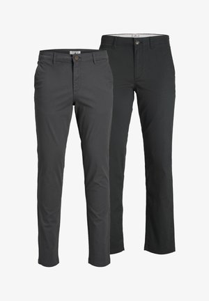 Due paia di pantaloni slim-fit da uomo, uno grigio scuro e uno nero, vista frontale con bottone e passanti per cintura visibili.