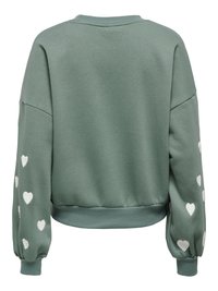 Sweat-shirt vert à manches longues avec poignets et ourlet côtelés, présentant des motifs de cœurs blancs le long des deux manches, vu de dos.