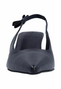 Chaussure plate en cuir noir avec un bout pointu, une bride arrière et un accent en nœud sur la bride. Texture lisse et détails de design minimalistes.