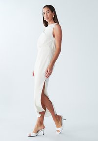 BWLDR ALIAS MIDI - Vabalt langev kleit - off white