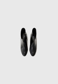 KARL LAGERFELD BONNIE - Botas clássicas de cano curto - black