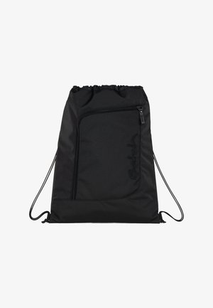 Schwarz nylon Drawstring-Tasche mit einer vorderen Reißverschlusstasche, runder Form, glatter Textur und gesticktem Logo-Detail an der Seite.