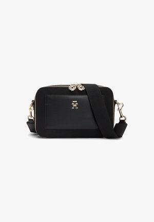 Sort rektangulær crossbody-taske med guld lynlåse, forlomme, guldemblem og bred justerbar sort strop.