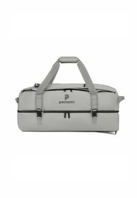 Sac de sport gris de forme rectangulaire, avec des poignées rembourrées, des accents de fermeture éclair noire et un logo à l'avant ; fabriqué à partir d'un matériau durable et léger.